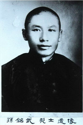 O䣨18891932|1916ꅢӑԬ܊1919ľ|܊܊ʮȺLBLIL1924βhLֱ`ӱRRwh˾У\Lط׈FF1931һ׃OeOӆTl(xing)He쿹ձ19321£||Ѫ˾ȇ܊Ѹٰl(f)չһǧƌOͬ־鿂˾ͬOͬ־hɽ201491ĵһ300ӢҺӢȺw䛡