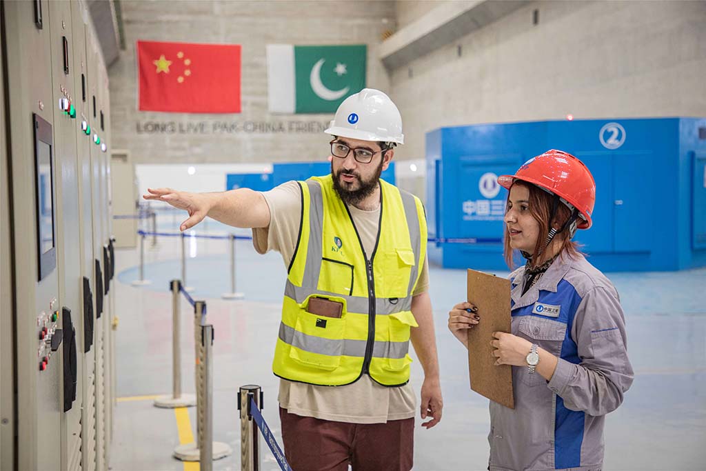 7月14日，巴方工作人員在卡洛特水電站-地下電廠檢查數(shù)據(jù)。 （人民網記者 薛丹攝）