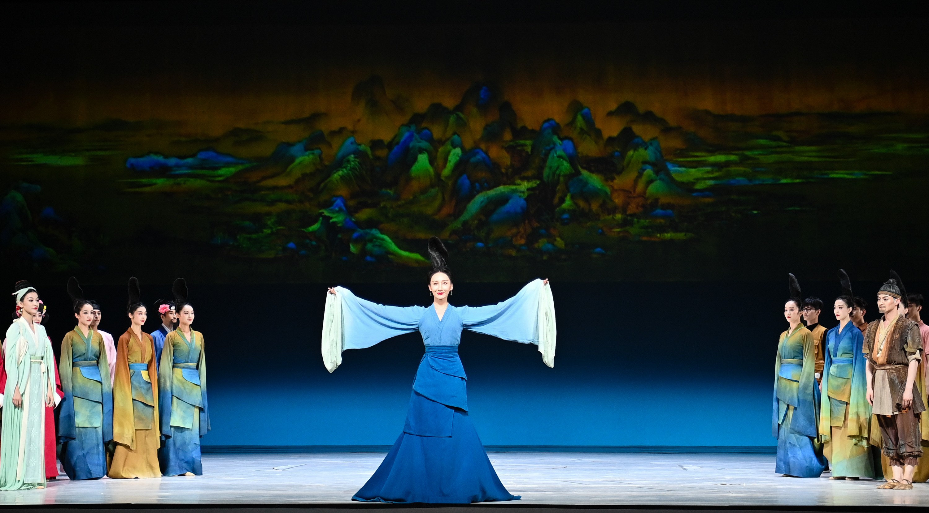 2023年7月20日，中國東方演藝集團演員在烏魯木齊文化中心大劇院表演舞蹈詩劇《只此青綠》。新華社記者 李響 攝