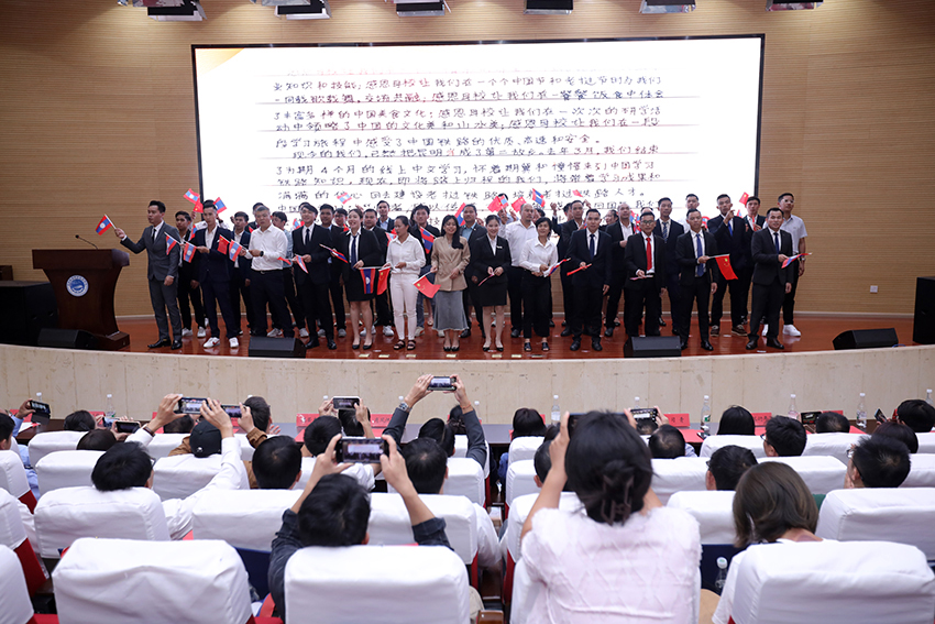 7月31日，昆明鐵道職業(yè)技術學院舉行援老撾鐵道職業(yè)技術學院項目教育能力建設教師培養(yǎng)班結業(yè)典禮。 昆明鐵道職業(yè)技術學院供圖