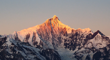 邂逅新年梅裡雪山首個“日照金山”