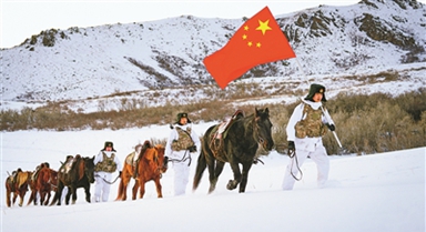 新疆軍區(qū)某邊防連官兵踏雪巡邏