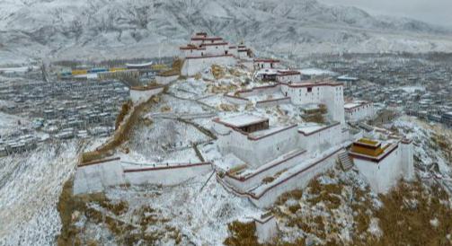 高原春雪潤良田